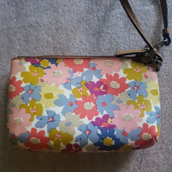 LOW START Coach Peyton Floral Medium Wristlet - Picture 5 of 14